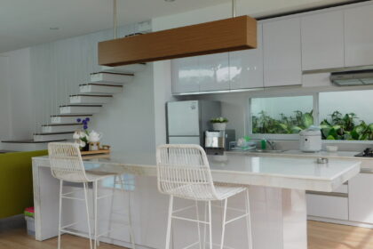 Barové pulty sú estetickým a funkčným doplnkom aj pre malé kuchyne