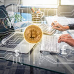 Vizualizácia obchodovania s kryptomenami s grafom a digitálnymi coinmi.